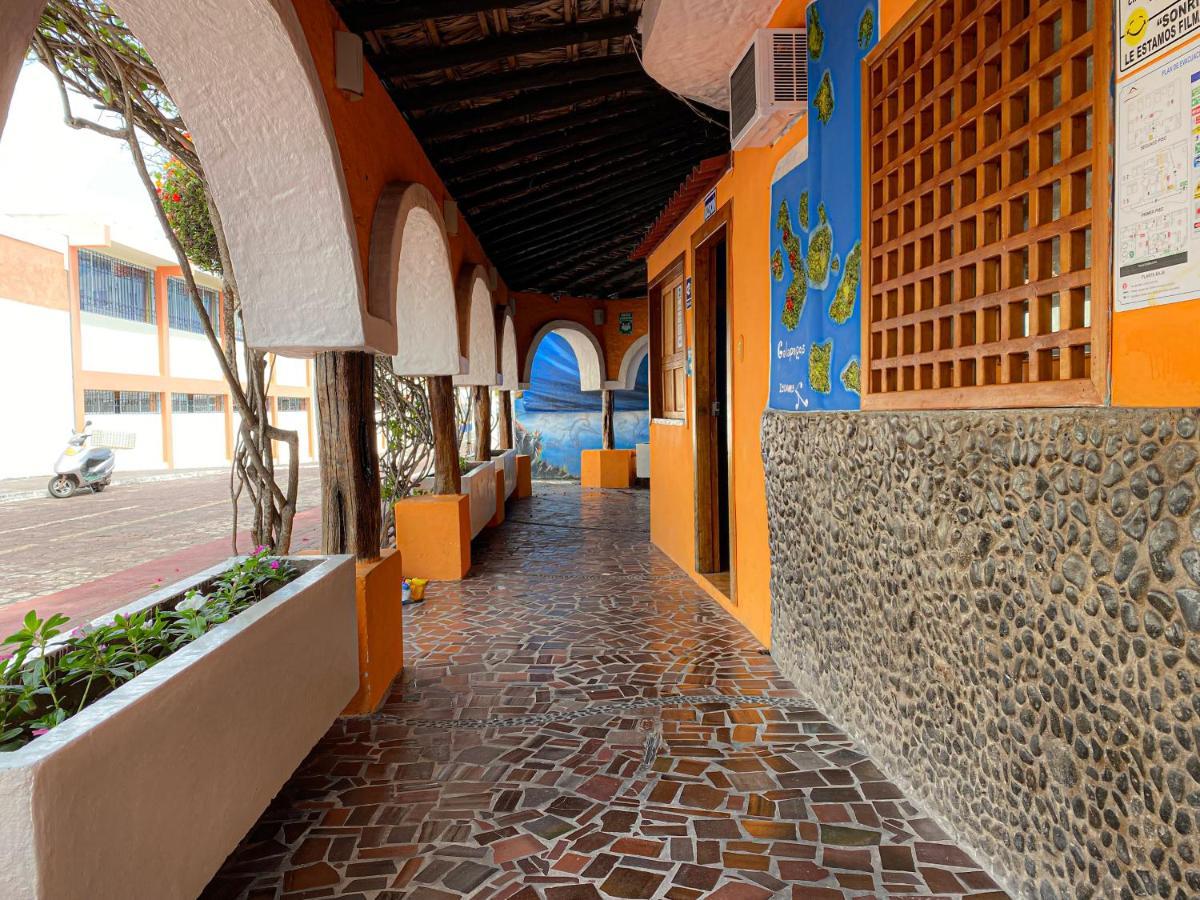 Hotel Crossman Puerto Ayora  Bagian luar foto