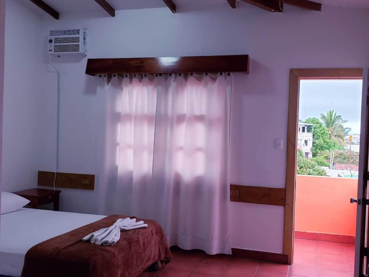 Hotel Crossman Puerto Ayora  Bagian luar foto