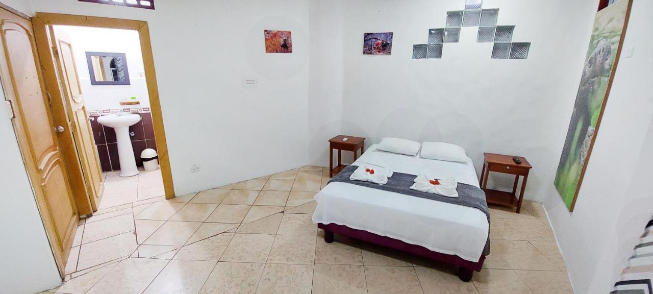 Hotel Crossman Puerto Ayora  Bagian luar foto