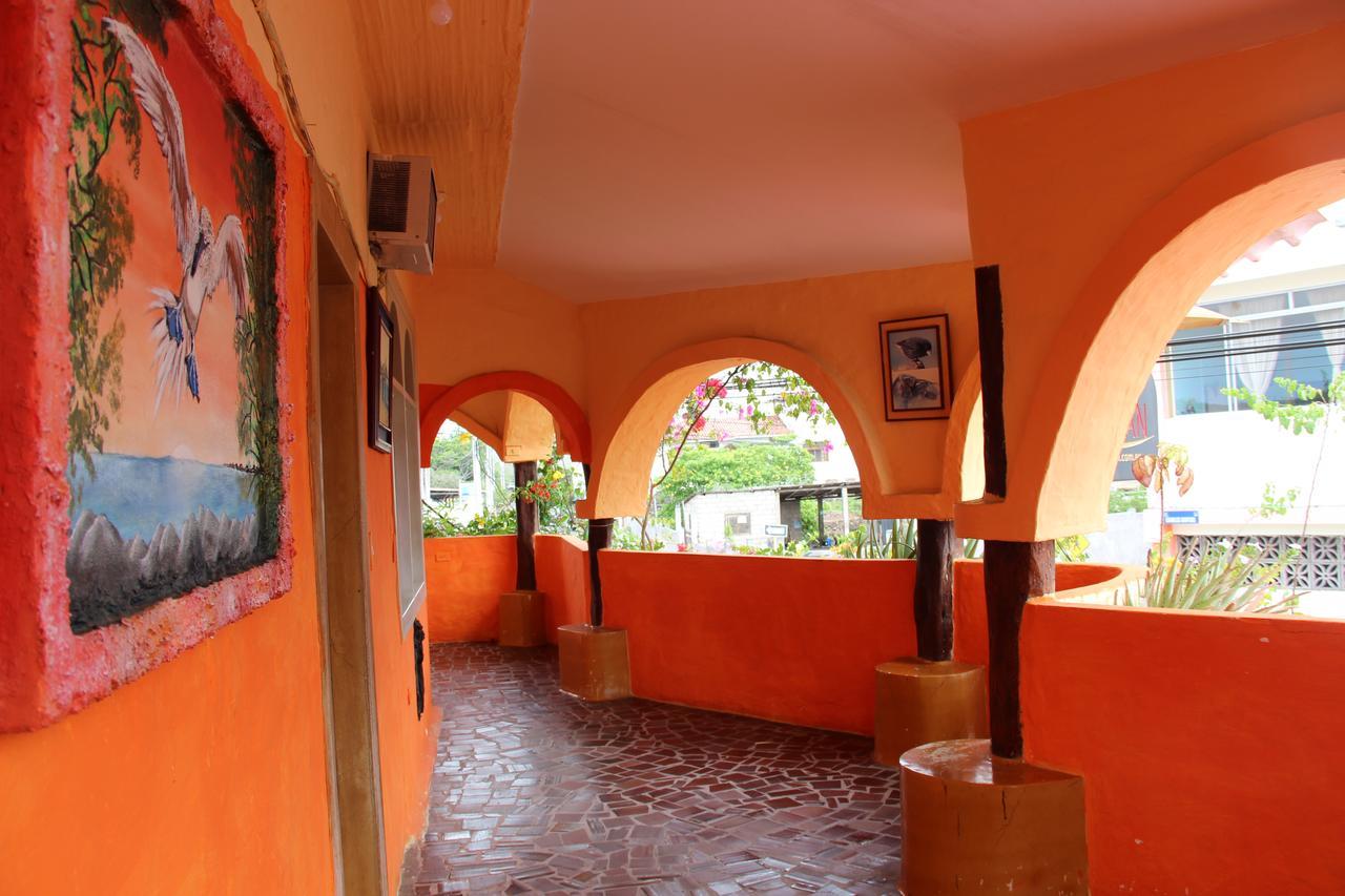 Hotel Crossman Puerto Ayora  Bagian luar foto