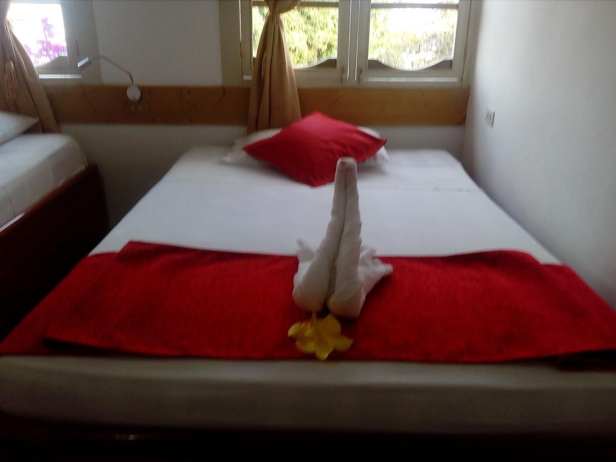 Hotel Crossman Puerto Ayora  Bagian luar foto